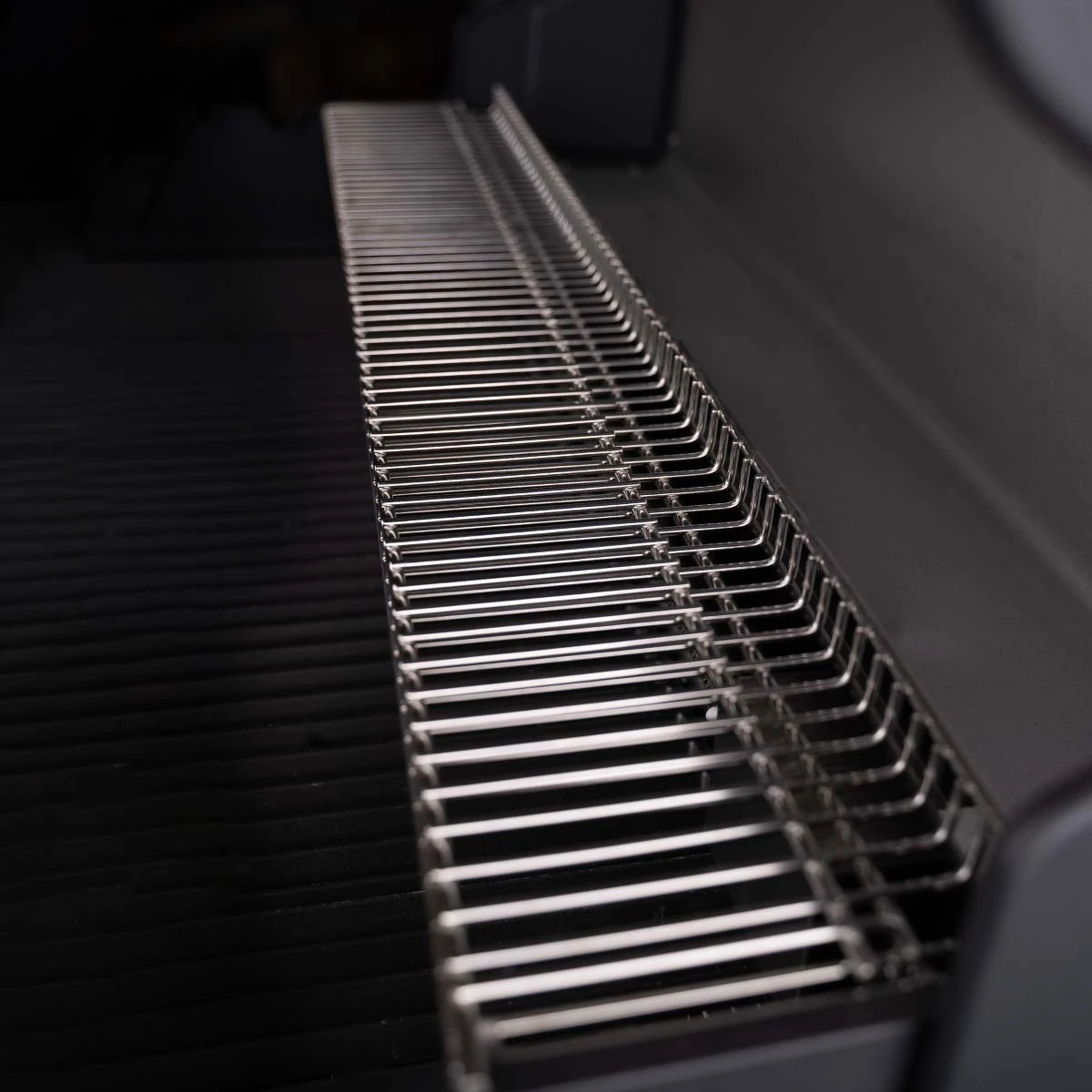 SANTOS S-518 All Black Mit Seiten- Und Heckbrenner, Schwarz, Inkl. Drehspieß, Rostheber & Silikonablage & Graviertes ZWILLING Pro Messer 7 SANTOS S-518 All Black Mit Seiten- Und Heckbrenner, Schwarz, Inkl. Drehspieß, Rostheber & Silikonablage & Graviertes ZWILLING Pro Messer – Bild 5