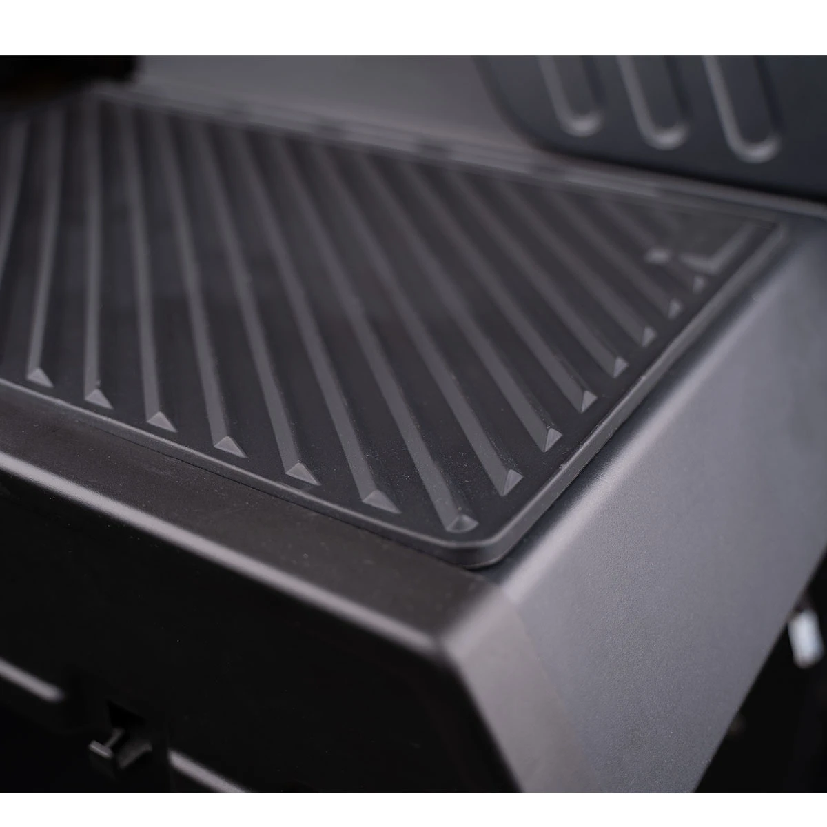 SANTOS S-518 Mit Seiten- Und Heckbrenner, Schwarz, Inkl. Drehspieß, Rostheber & Silikonablage & Graviertes ZWILLING Pro Messer 12 SANTOS S-518 Mit Seiten- Und Heckbrenner, Schwarz, Inkl. Drehspieß, Rostheber & Silikonablage & Graviertes ZWILLING Pro Messer – Bild 10