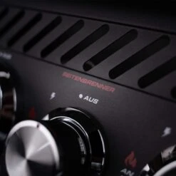 SANTOS S-518 All Black Mit Seiten- Und Heckbrenner, Schwarz, Inkl. Drehspieß, Rostheber & Silikonablage & Graviertes ZWILLING Pro Messer 23 SANTOS S-518 All Black Mit Seiten- Und Heckbrenner, Schwarz, Inkl. Drehspieß, Rostheber & Silikonablage & Graviertes ZWILLING Pro Messer -Santo Grills Geschaft 9db7a3ee99e3b99096103267946787a1