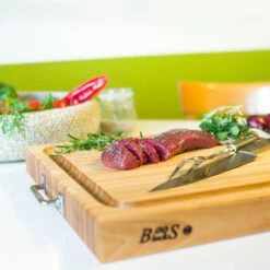 Boos Blocks Schneidebrett ProChef, Ahorn Mit Edelstahlgriffen 61x46x6 Cm -Santo Grills Geschaft bb schneidebrett ahorn 61x46x6cm rafr2418 e02b31befc94717647e32002b4e18d87
