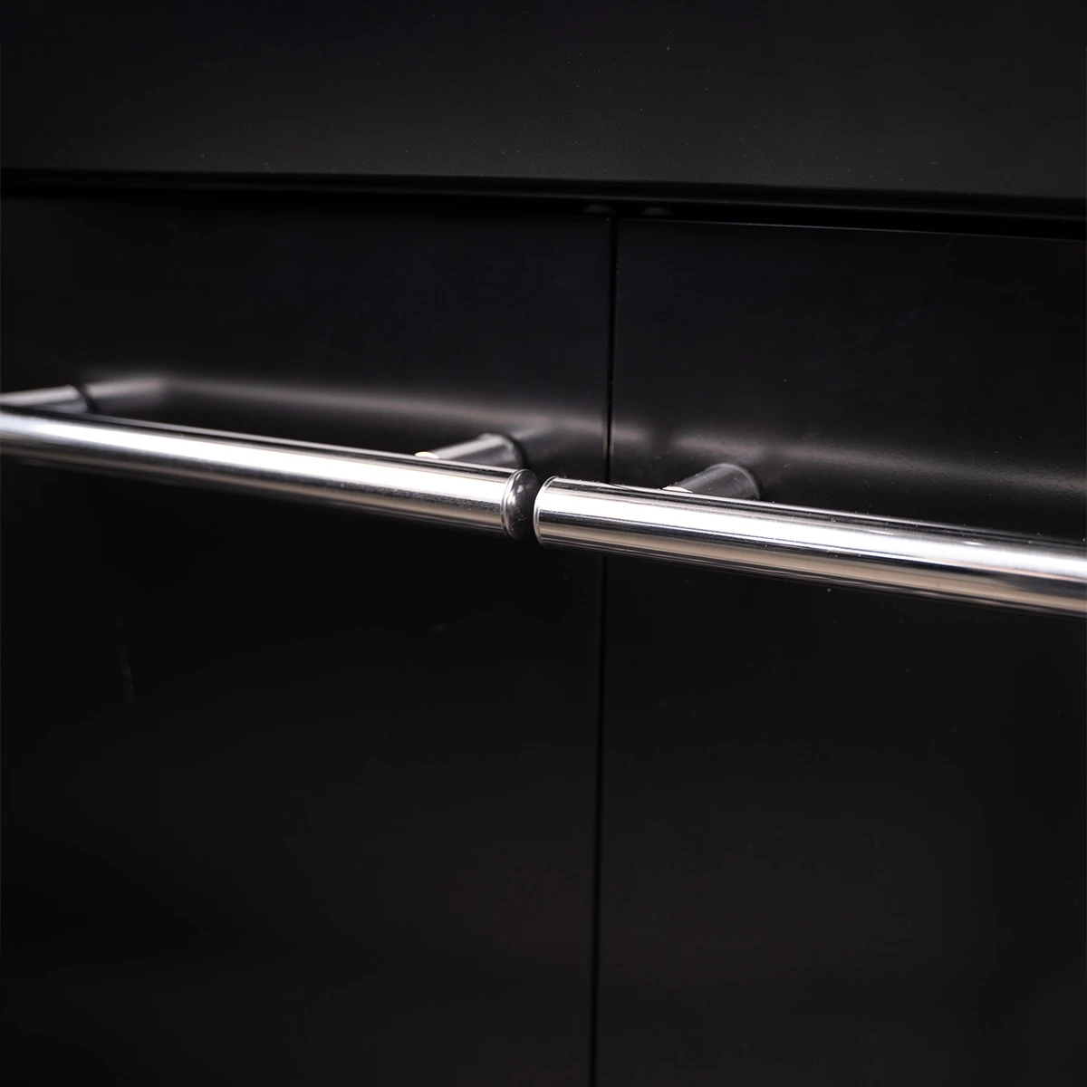 SANTOS S-518 All Black Mit Seiten- Und Heckbrenner, Schwarz, Inkl. Drehspieß, Rostheber & Silikonablage & Graviertes ZWILLING Pro Messer 13 SANTOS S-518 All Black Mit Seiten- Und Heckbrenner, Schwarz, Inkl. Drehspieß, Rostheber & Silikonablage & Graviertes ZWILLING Pro Messer – Bild 11