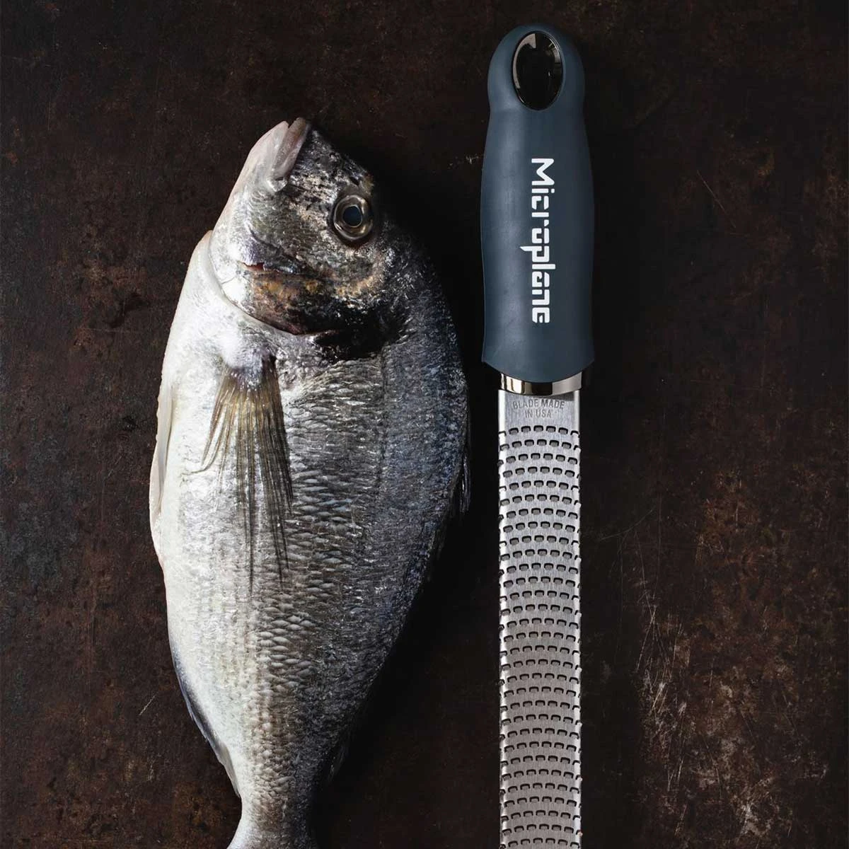 Microplane Premium Reibe / Zester, Anthrazit Grau 6 Microplane Premium Reibe / Zester, Anthrazit Grau – Bild 4