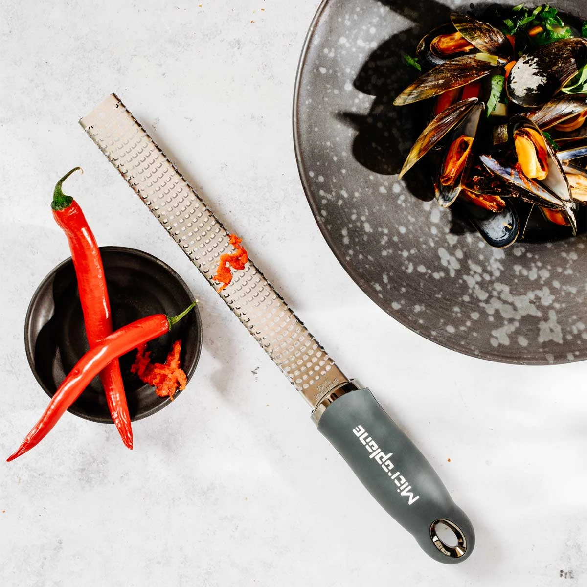 Microplane Premium Reibe / Zester, Anthrazit Grau 5 Microplane Premium Reibe / Zester, Anthrazit Grau – Bild 3