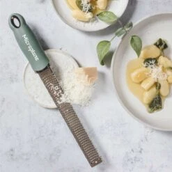 Microplane Premium Reibe / Zester, Eukalyptus Grün 10 Microplane Premium Reibe / Zester, Eukalyptus Grün -Santo Grills Geschaft microplane premium reibe zester eukalyptus gruen f5b418ee93cb819ce7cdd7117b5a77b9