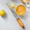 Microplane Premium Reibe / Zester, Senfgelb 1 Microplane Premium Reibe / Zester, Senfgelb -Santo Grills Geschaft microplane premium reibe zester senfgelb d148fe8215f470be12dbf68e719135ec